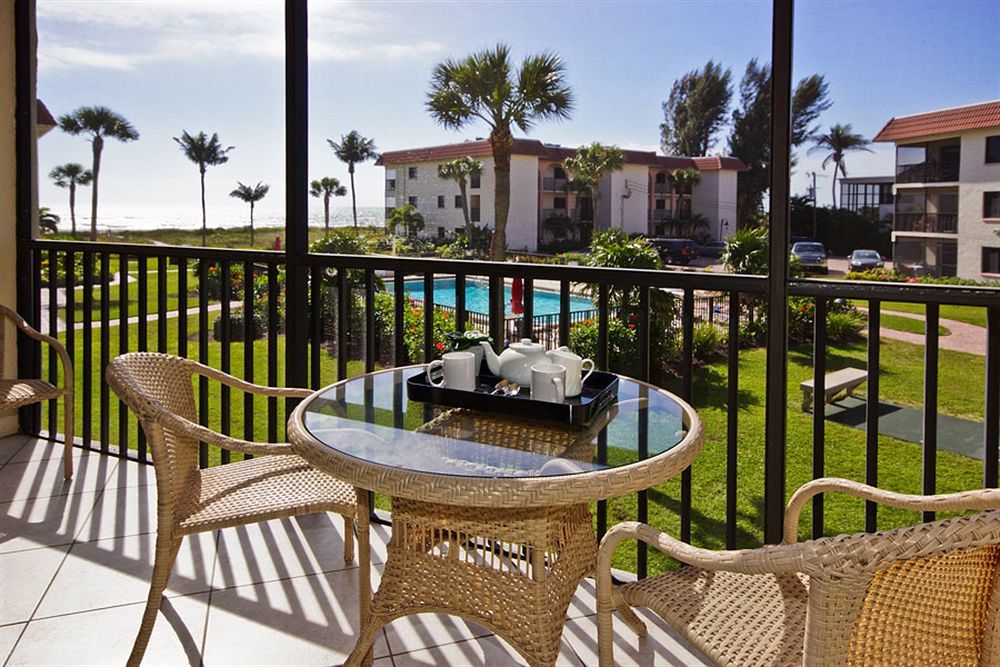 Sandalfoot Beachfront Condominium Санибел Екстериор снимка