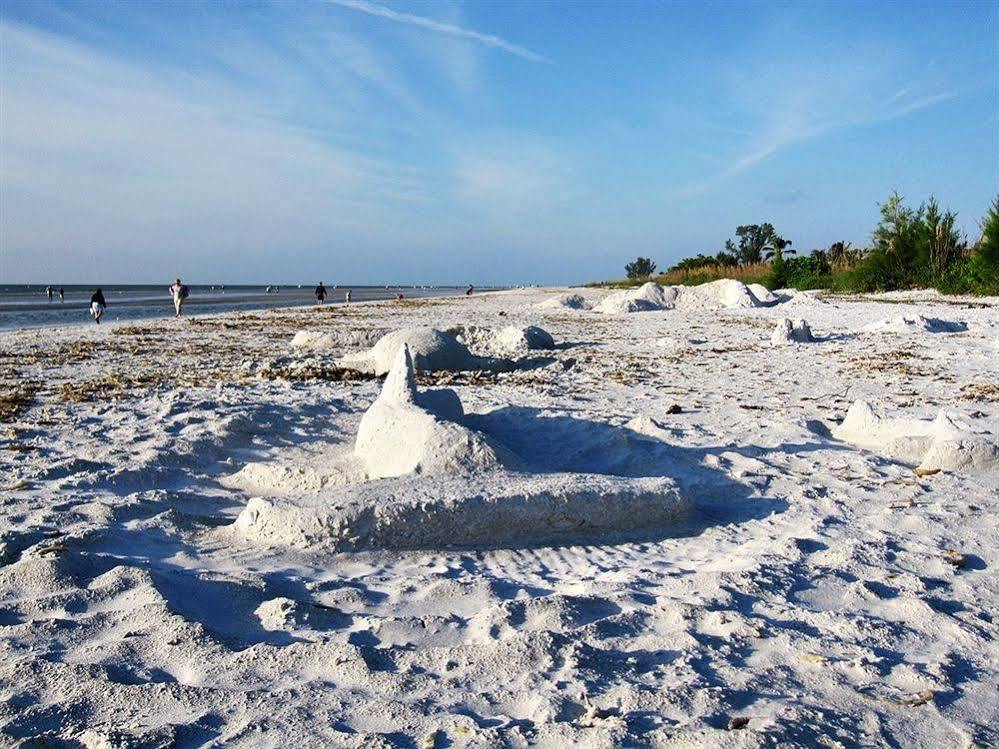 Sandalfoot Beachfront Condominium Санибел Екстериор снимка